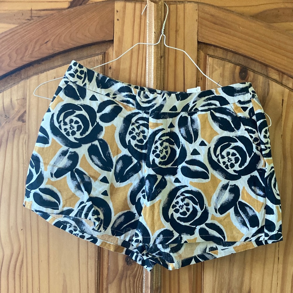 Women's Lucky Brand yellow black flowers flat front chino shorts size 0